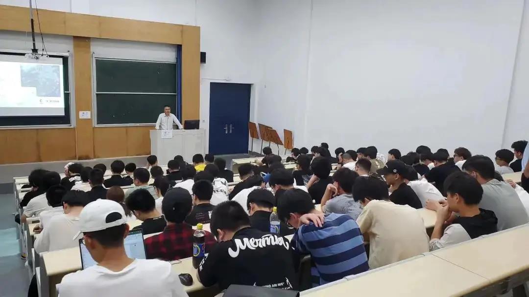 北平機床有限公司到臺職員中德學(xué)院開(kāi)展企業(yè)文化宣講