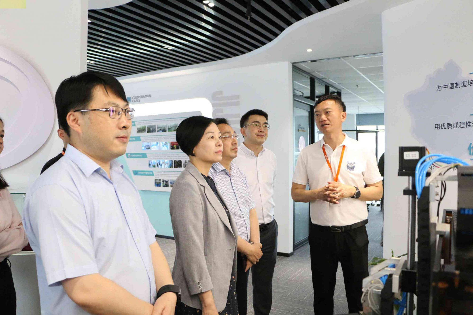高郵市領(lǐng)導一行蒞臨我司考察交流